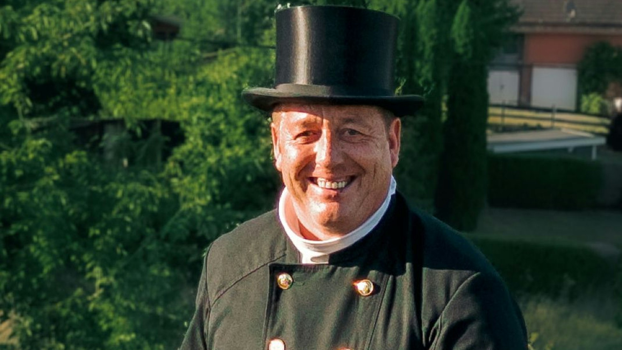 Porträtfoto von Paul Giebeler in seiner Schornsteigerfeger-Montur.