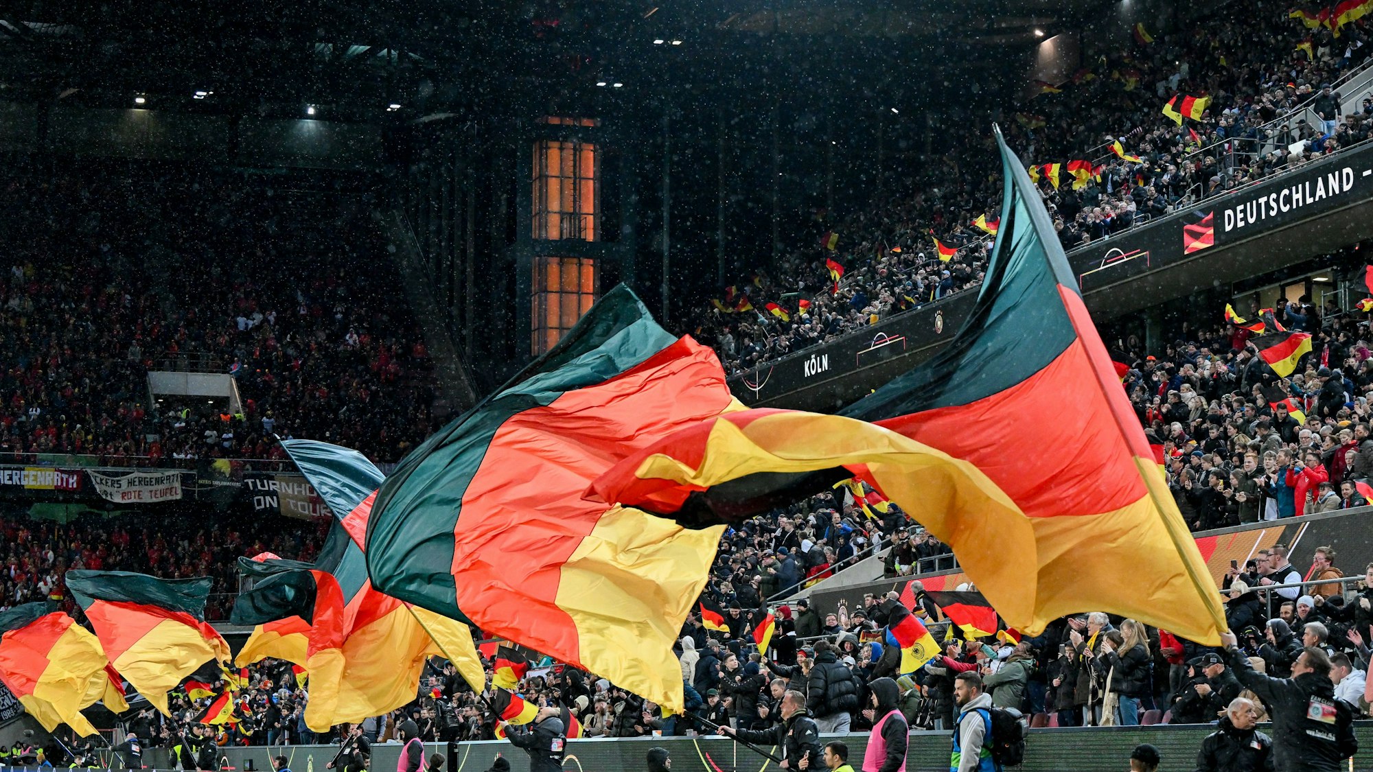 Die Südkurve im Rhein-Energie-Stadion während des letzten Länderspiels der DFB-Elf gegen Belgien in Köln. (Foto: 28. März 2023)