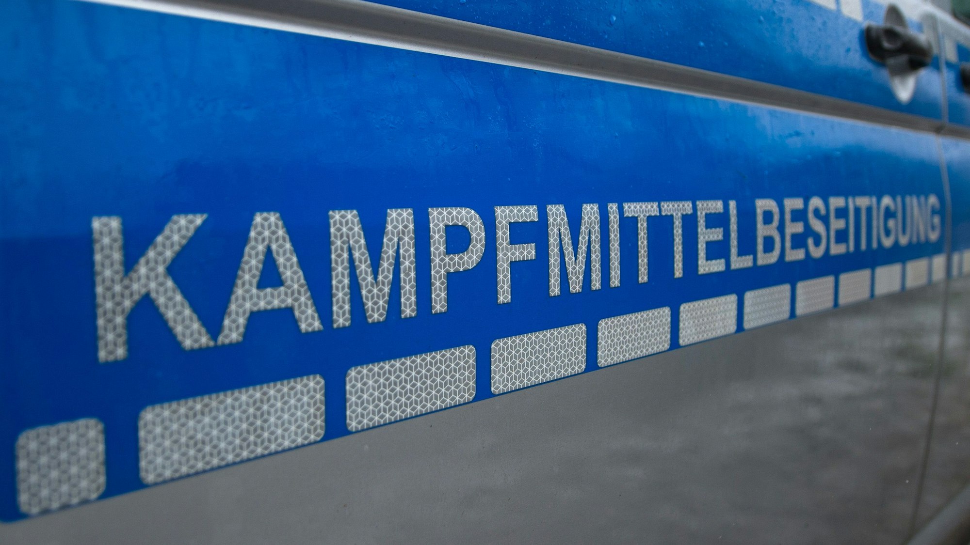 „Kampfmittelbeseitigung“ steht auf einem Fahrzeug vom Kampfmittelbeseitigungsdienst. (Symbolbild)