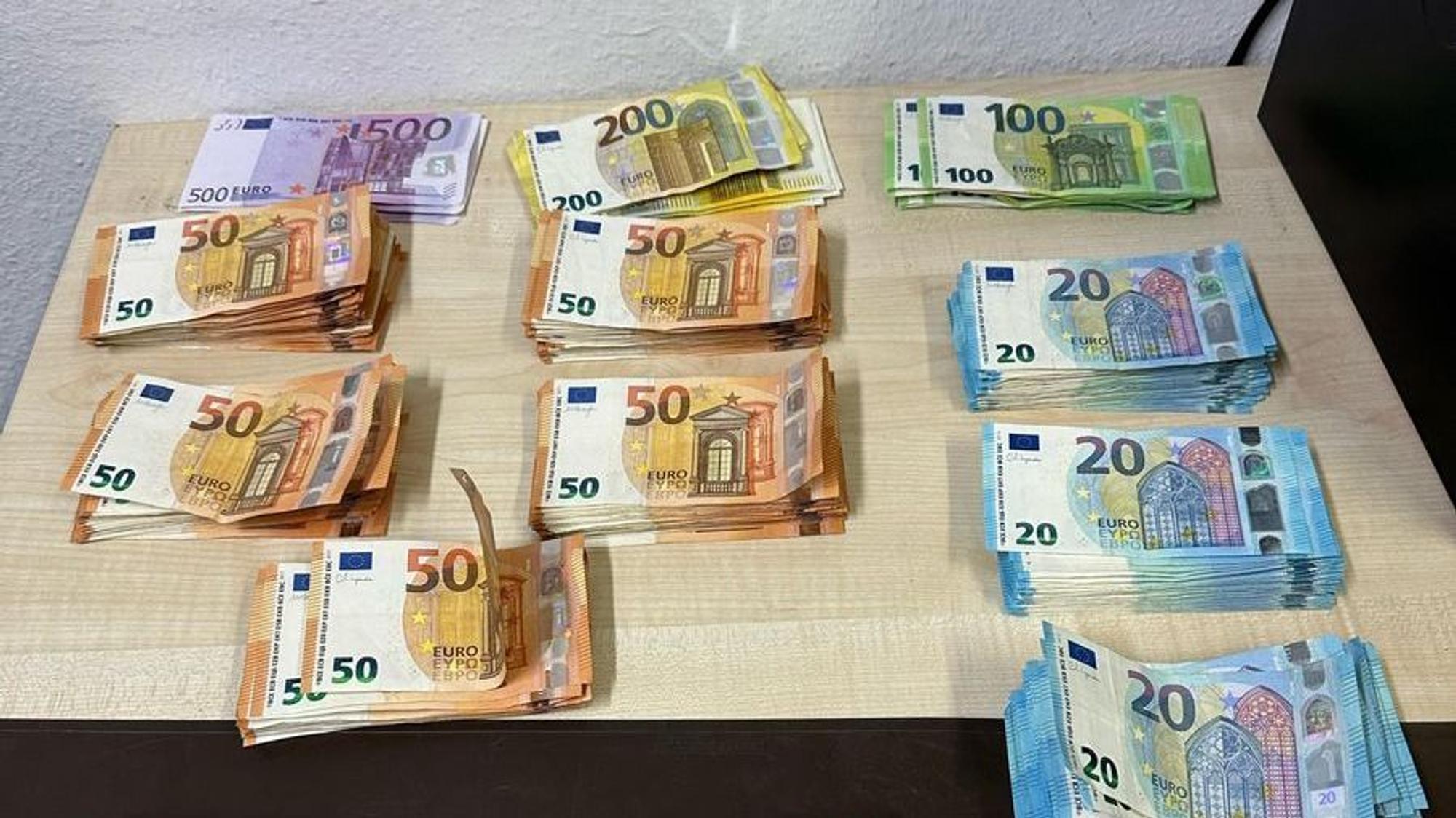 Das Bild zeigt sichergestelltes Bargeld.