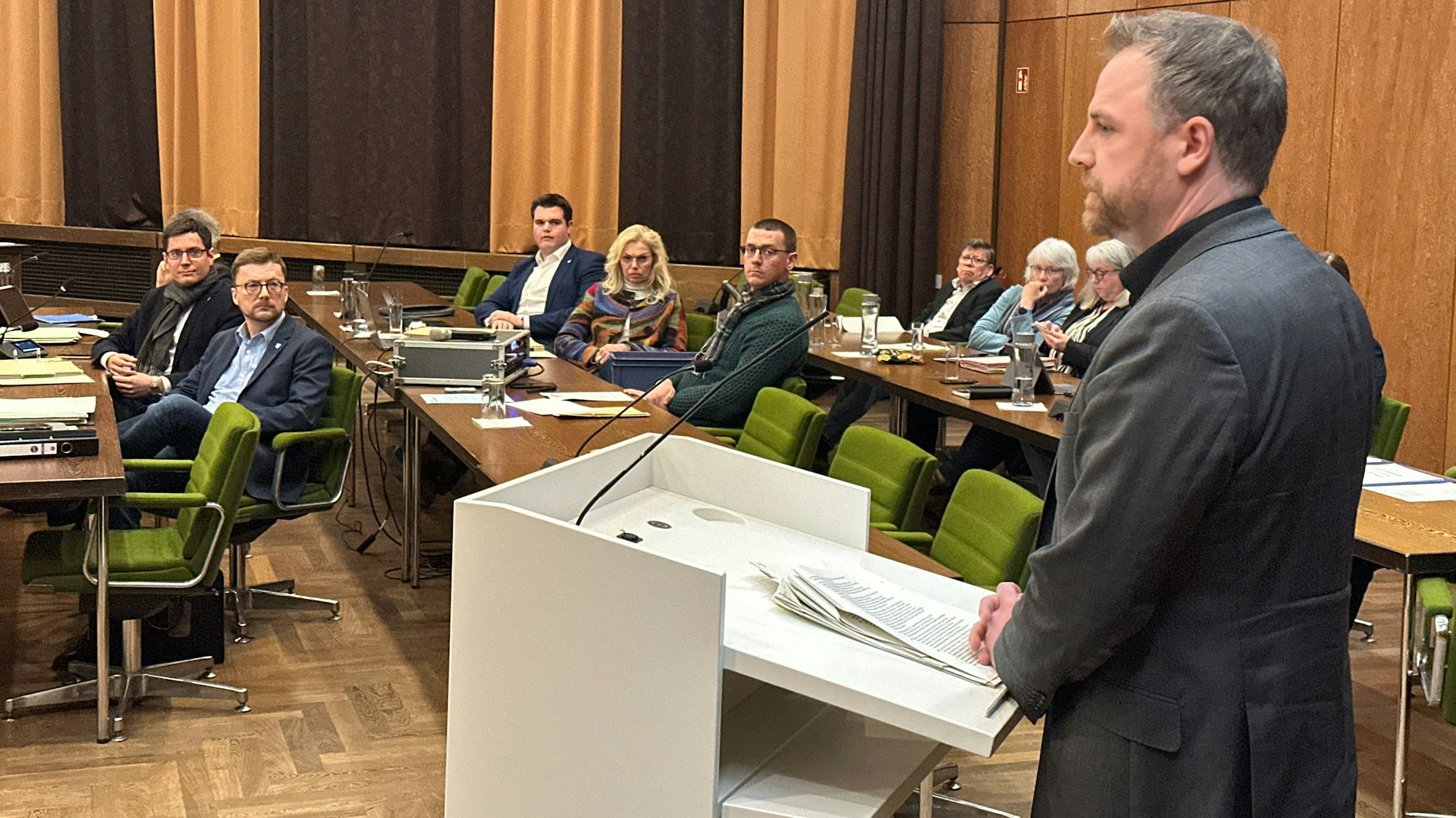 Martin Metz, Landtagsabgeordneter und Fraktionschef der Grünen im Stadtrat von Sankt Augustin hält eine Rede zum Thema Stellenausschreibung für den neuen Technischen Beigeordneten.