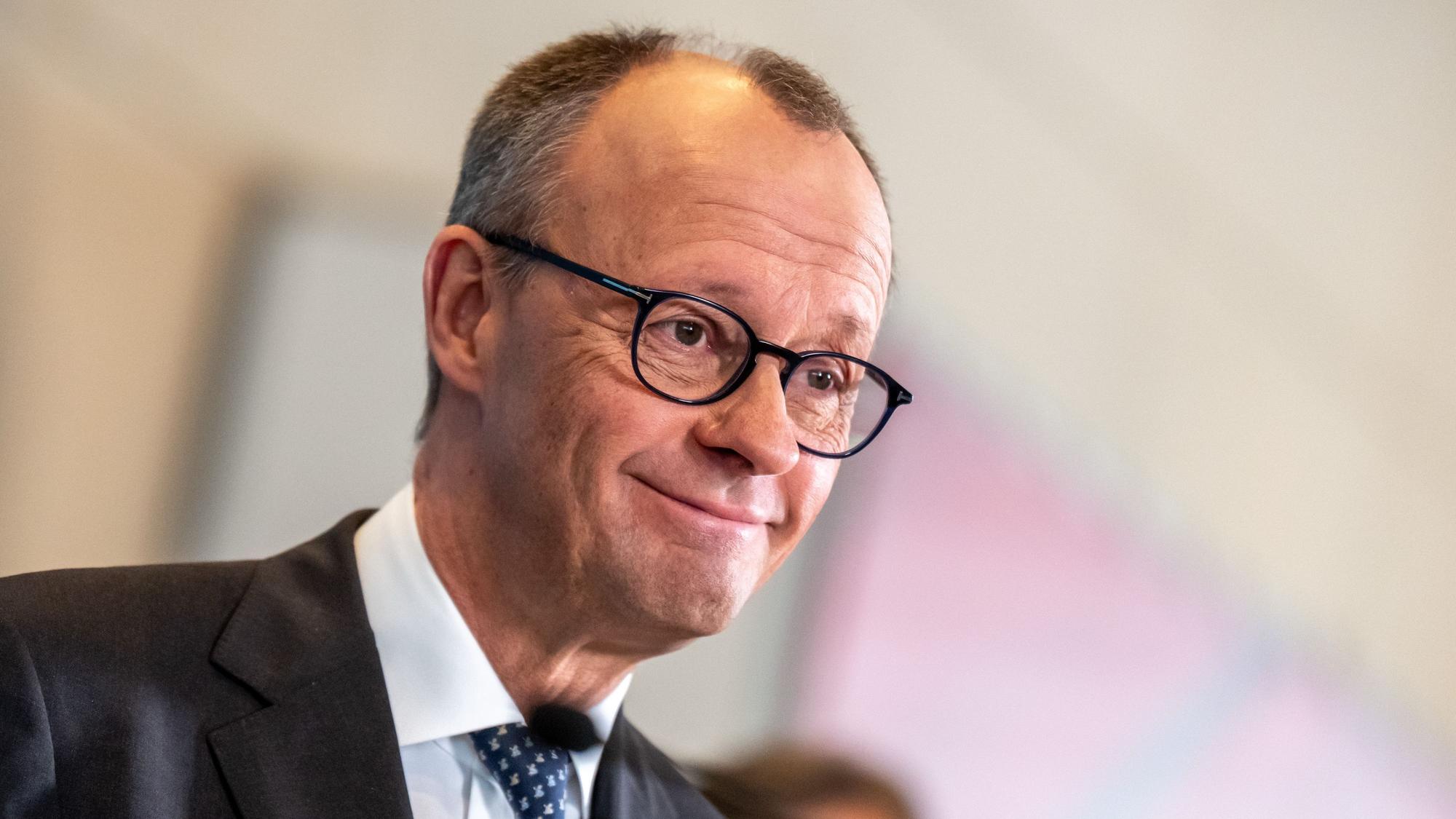 Friedrich Merz bei einem Statement. FDP, Linke und AfD kritisieren die Finanzpläne des möglichen nächsten Bundeskanzlers mit scharfen Worten. (Archivbild)
