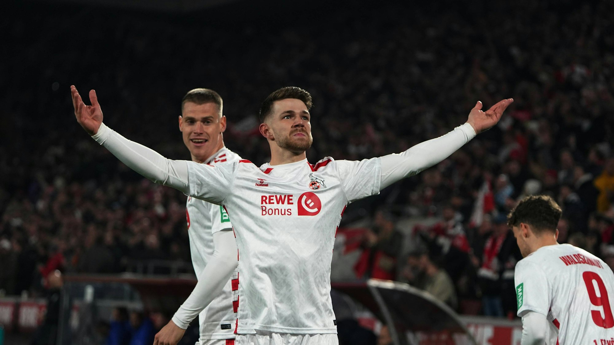 Jan Thielmann breitet jubelnd die Arme aus.