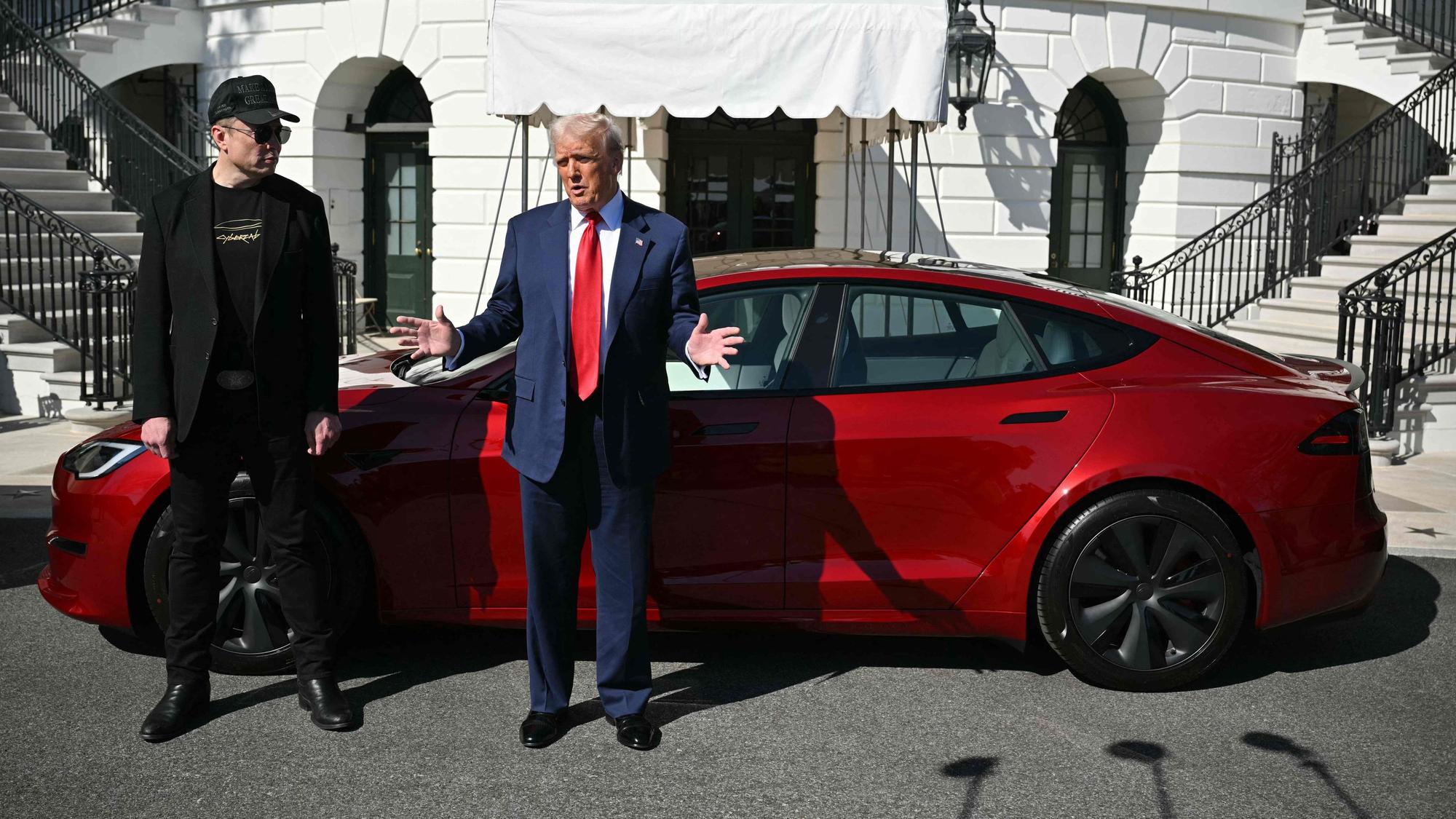 US-Präsident Donald Trump bei einer Tesla-Verkaufsshow zu Gunsten von Elon Musk vor dem Weißen Haus in dieser Woche.