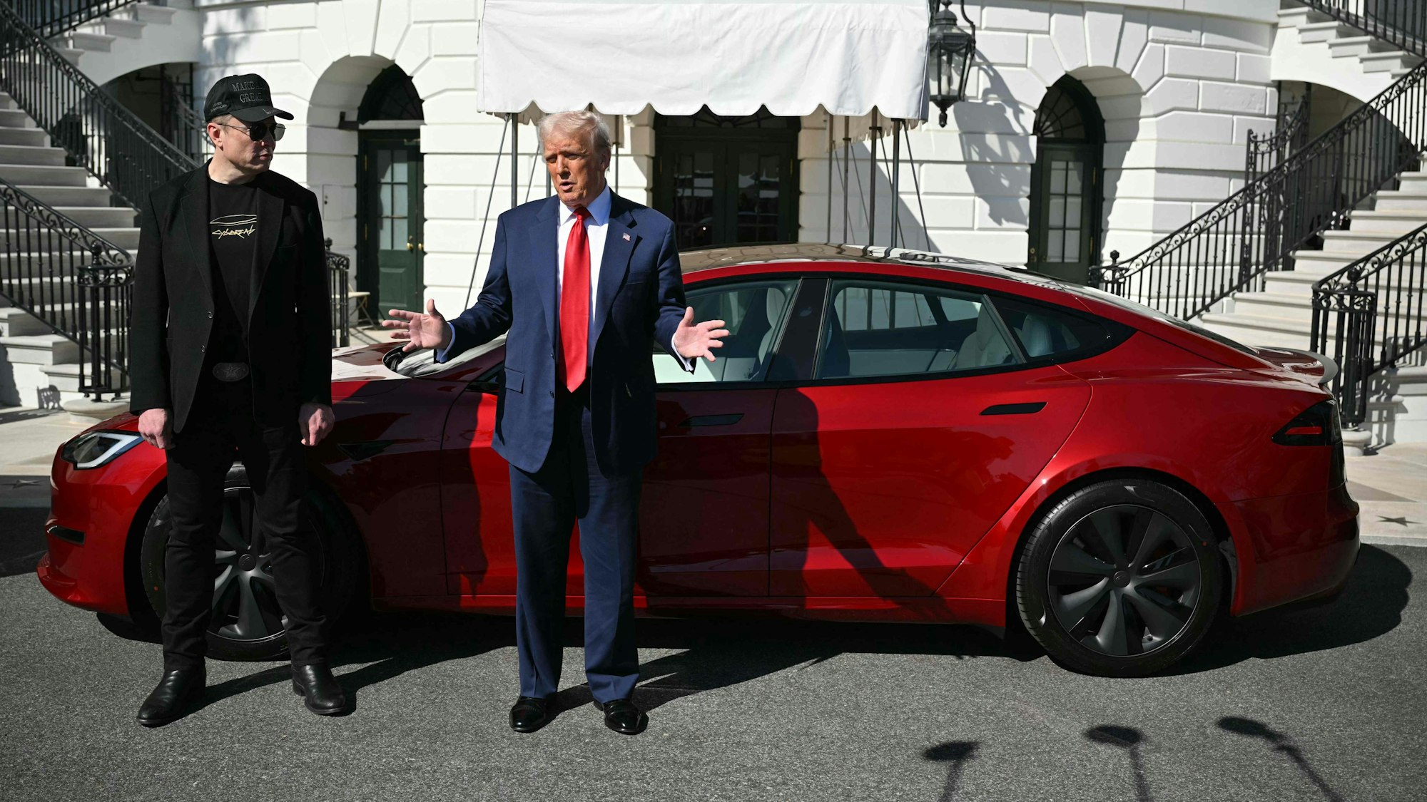 US-Präsident Donald Trump bei einer Tesla-Verkaufsshow zu Gunsten von Elon Musk vor dem Weißen Haus in dieser Woche.