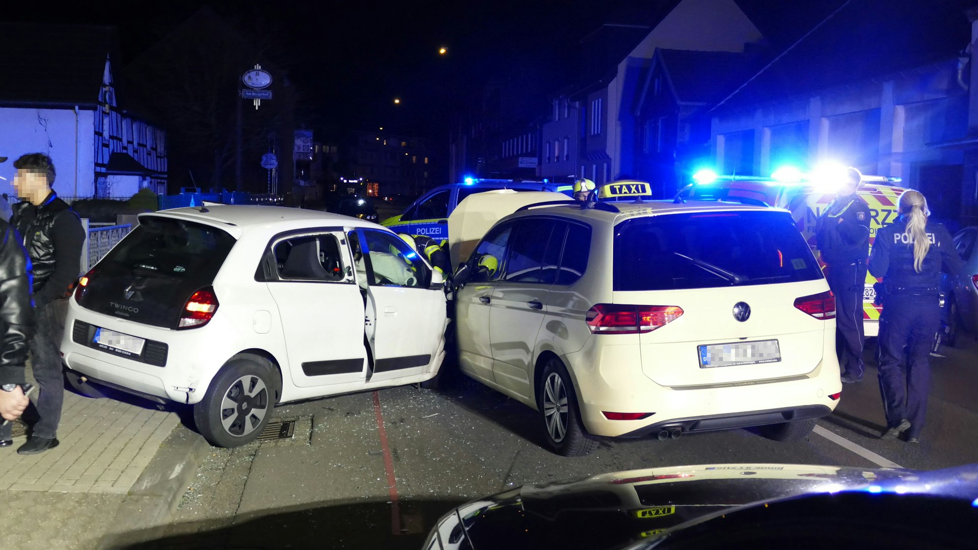 ARCHIV - 12.06.2017, Bayern, Günzburg: Auf einem Polizeifahrzeug warnt eine Leuchtschrift vor einer Unfallstelle. (zu dpa: «Auto erfasst Radfahrerin - 51-Jährige stirbt im Krankenhaus») Foto: Stefan Puchner/dpa +++ dpa-Bildfunk +++