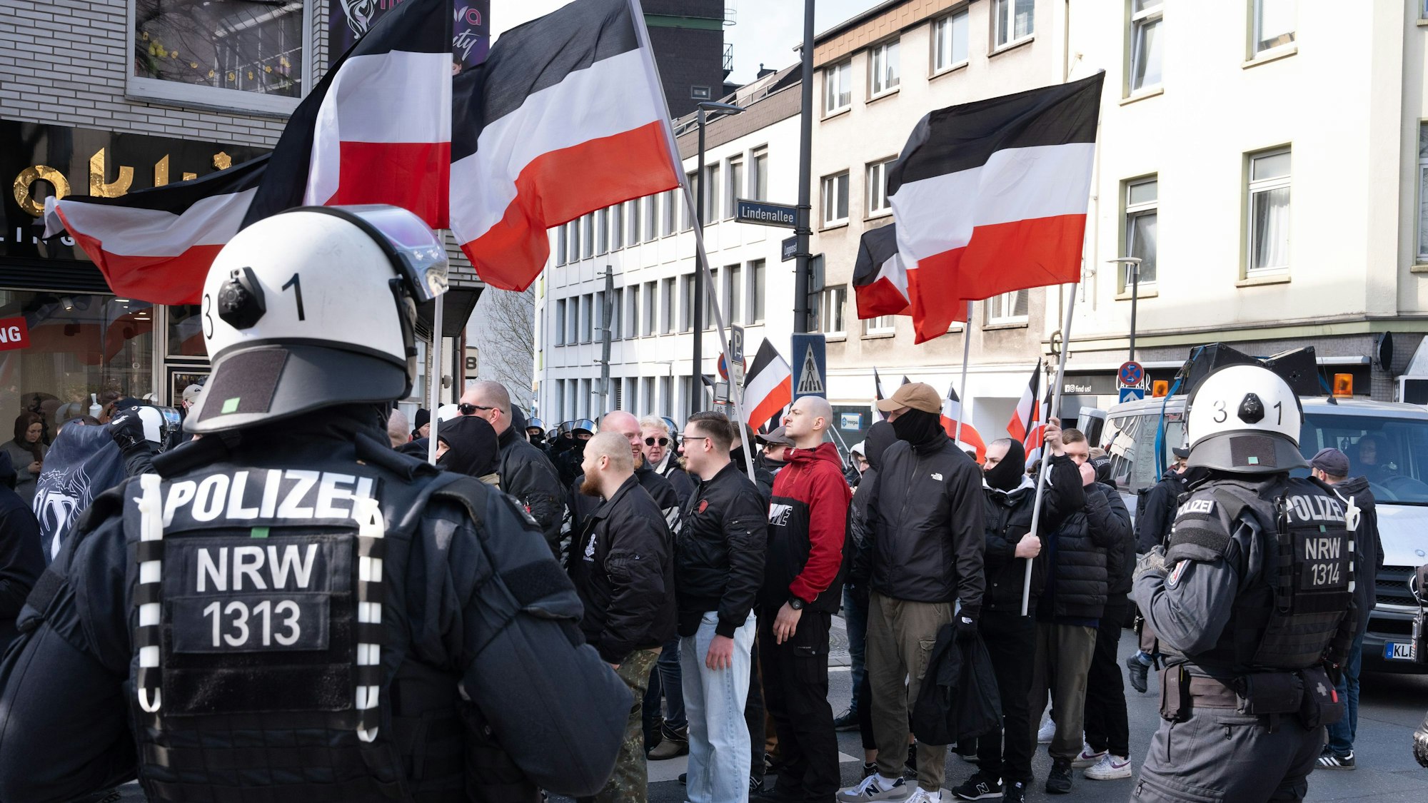 Rechtsradikale ziehen am Samstag durch Essen. Es kam zu Gegenprotesten.