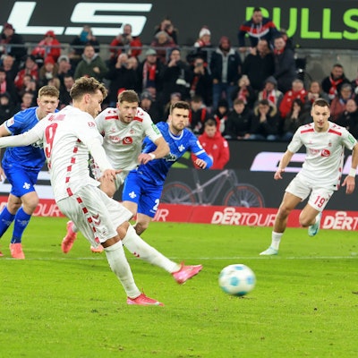 Luca Waldschmidt verwandelt den Elfmeter zum 2:1.