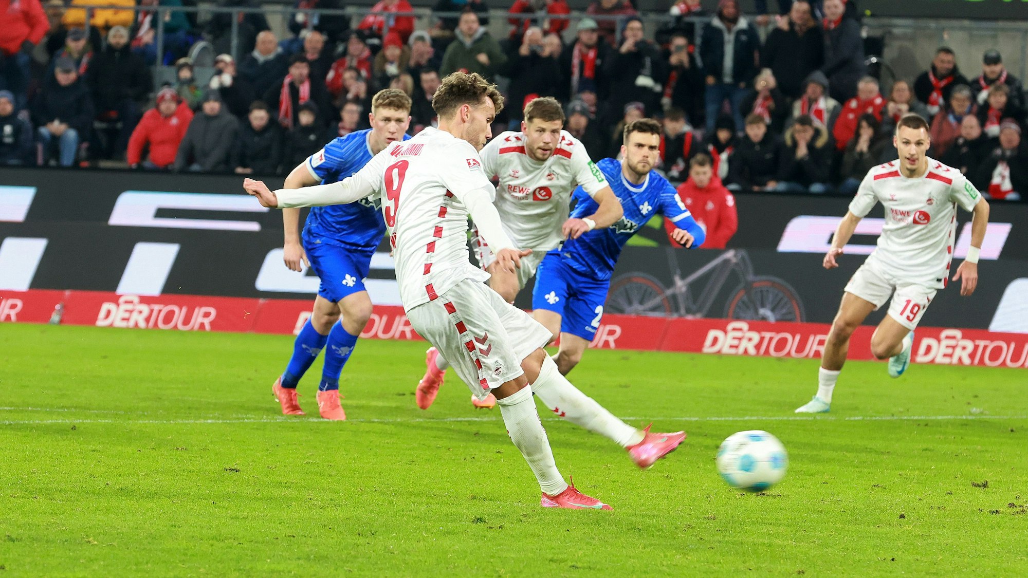 Luca Waldschmidt verwandelt den Elfmeter zum 2:1.