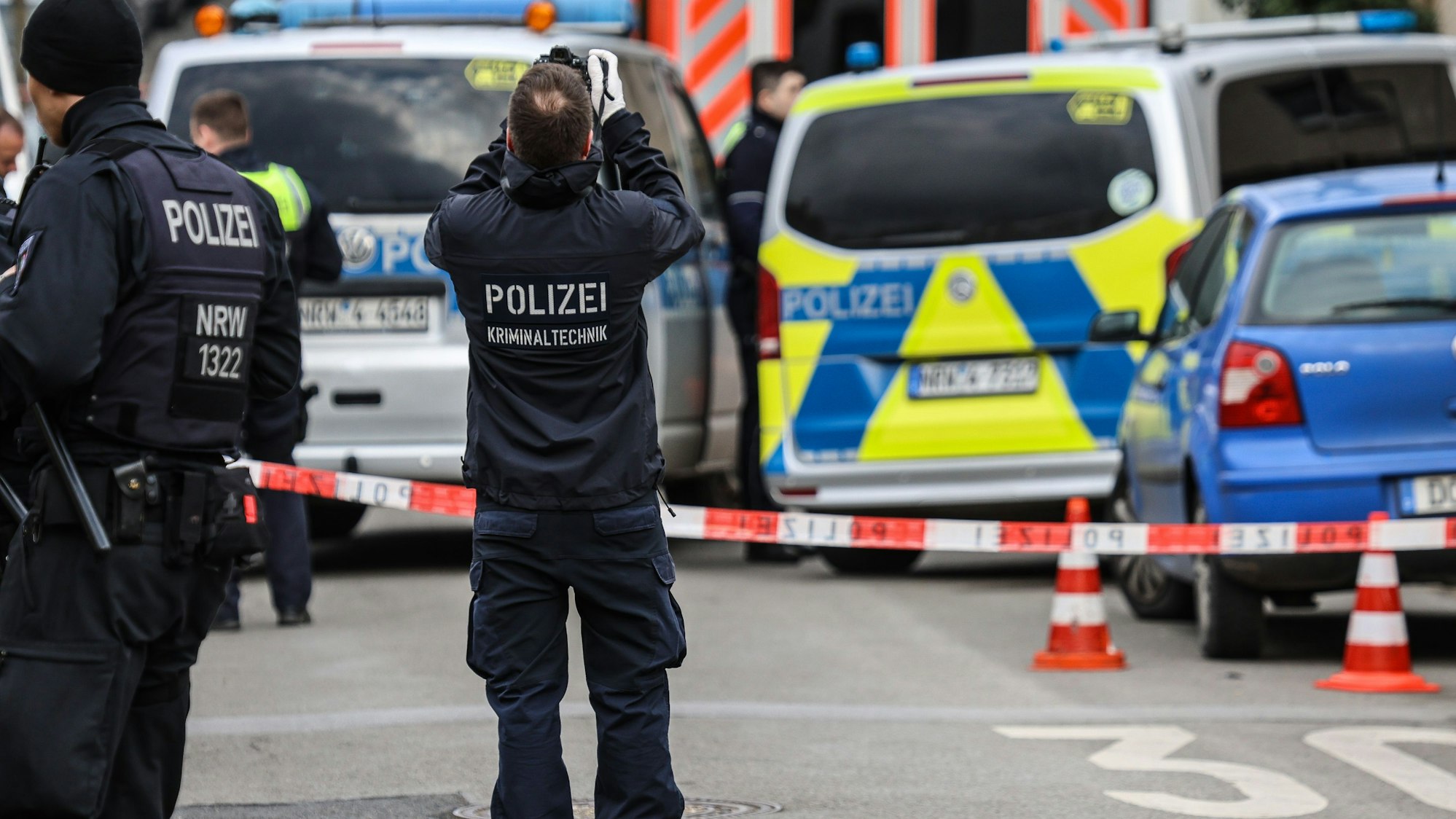 14.03.2025, Nordrhein-Westfalen, Dortmund: Einsatzkräfte arbeiten an einem Tatort. Bei einem Großeinsatz der Polizei in Dortmund war es zu einer Schussabgabe aus einer Dienstwaffe gekommen. Ein Mann war laut Polizeiangaben schwer verletzt worden und wurde von Rettungskräften behandelt. Foto: Alex Talash/dpa +++ dpa-Bildfunk +++
