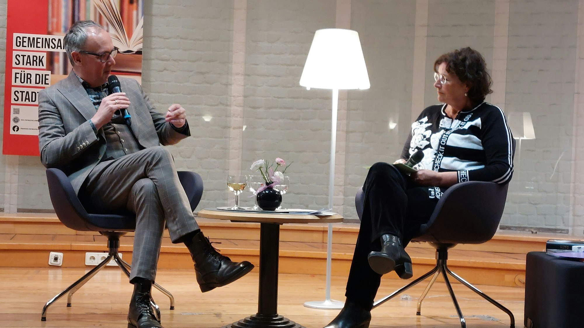 Volker Kutscher im Dialog mit Dorothée Grütering, Vorsitzende des Fördervereins der Stadtbibliothek Hennef