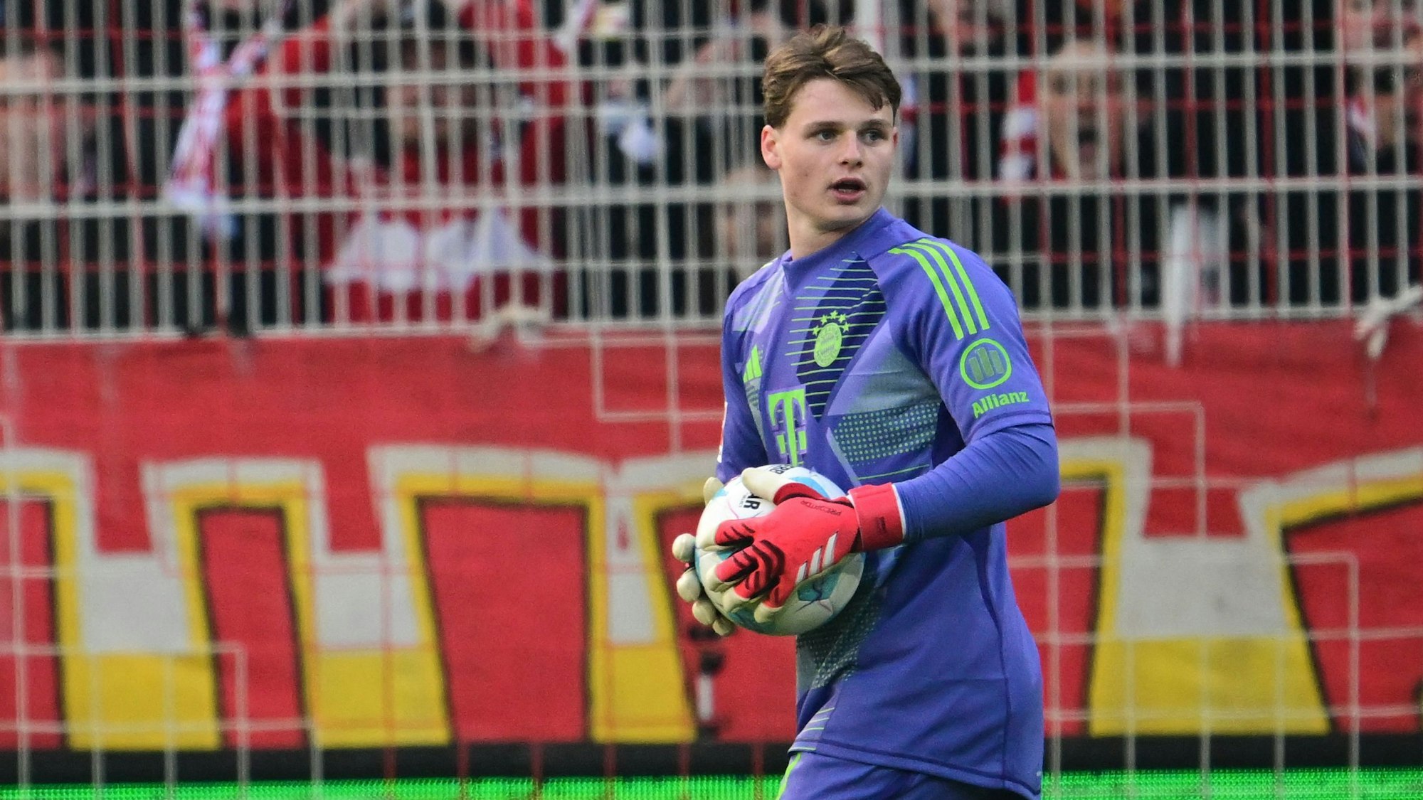 Jonas Urbig unterlief gegen Union Berlin ein kostspieliger Fehler.