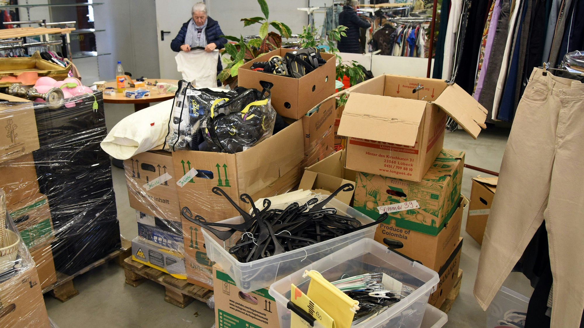 Ein großer Teil der Ware ist bereits am neuen Standort in Waldbröl-Hermesdorf angekommen. Dort bereitet Helferin Katharina Wall gerade Kleidung auf.