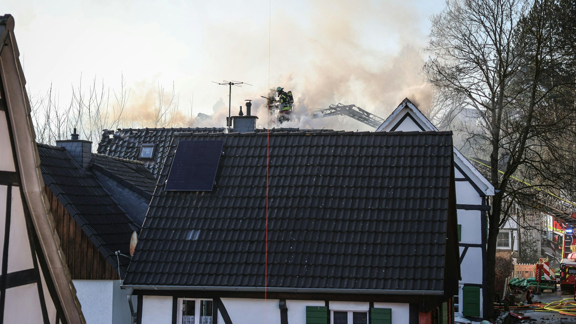 Brand eines Fachwerkhauses in Biesenbach in Leverkusen