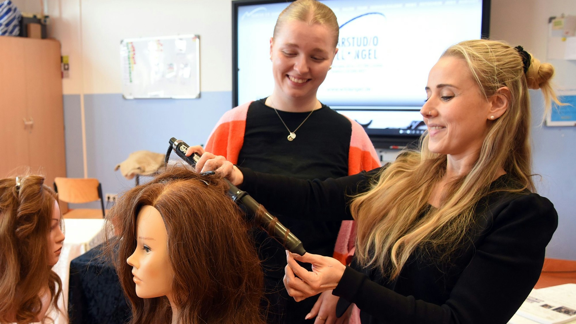 Riesengroß war der Andrang in Bergneustadt bei der Ausbildungsbörse und in der neuen Mitmach-Arena. Dort stellte etwa Friseurmeisterin Lea Kuhnen (rechts) vom Lindlarer Salon Wildangel ihr Handwerk vor.
