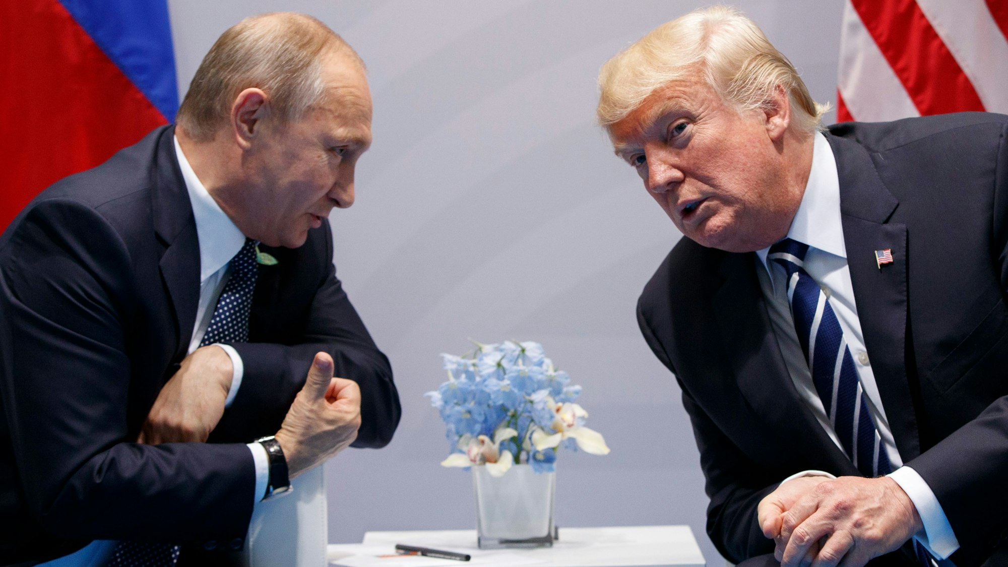 ARCHIV - 07.07.2017, NA, Hamburg: Wladimir Putin (l), Präsident von Russland, und Donald Trump, unterhalten sich auf dem G20-Gipfel. (zu dpa: «Trump bitte Putin um Milde für ukrainische Soldaten») Foto: Evan Vucci/AP/dpa +++ dpa-Bildfunk +++