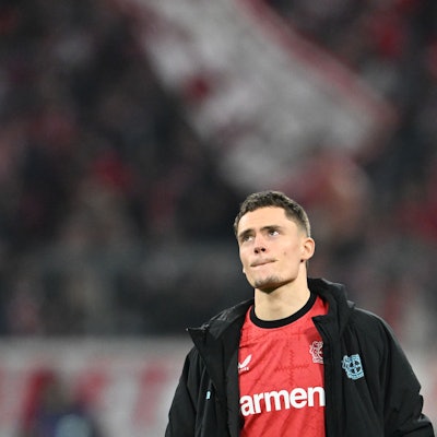 Florian Wirtz blickt an den Himmel.