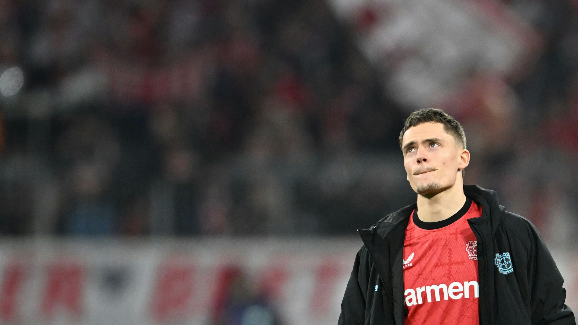 Florian Wirtz blickt an den Himmel.