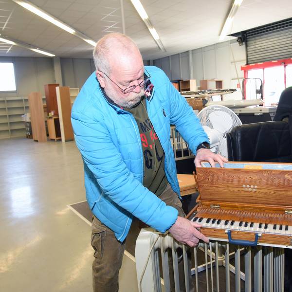 Das „Kaufhaus für Alle“ in Waldbröl ist auch ein Kaufhaus der Kuriositäten und der Raritäten. Hier packt Geschäftsführer Frank-Peter Twilling eine Shrutibox, ein indisches Musikinstrument aus.