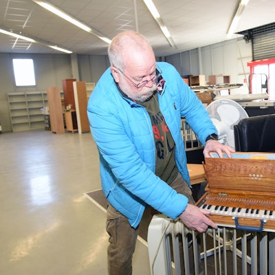 Das „Kaufhaus für Alle“ in Waldbröl ist auch ein Kaufhaus der Kuriositäten und der Raritäten. Hier packt Geschäftsführer Frank-Peter Twilling eine Shrutibox, ein indisches Musikinstrument aus.