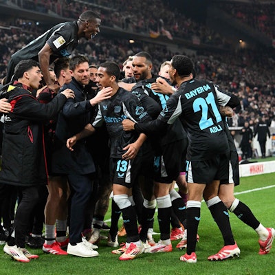 Die Leverkusener feiern mit Cheftrainer Xabi Alonso, nachdem Patrik Schick das vierte Tor gegen den VfB Stuttgart erzielt hat.