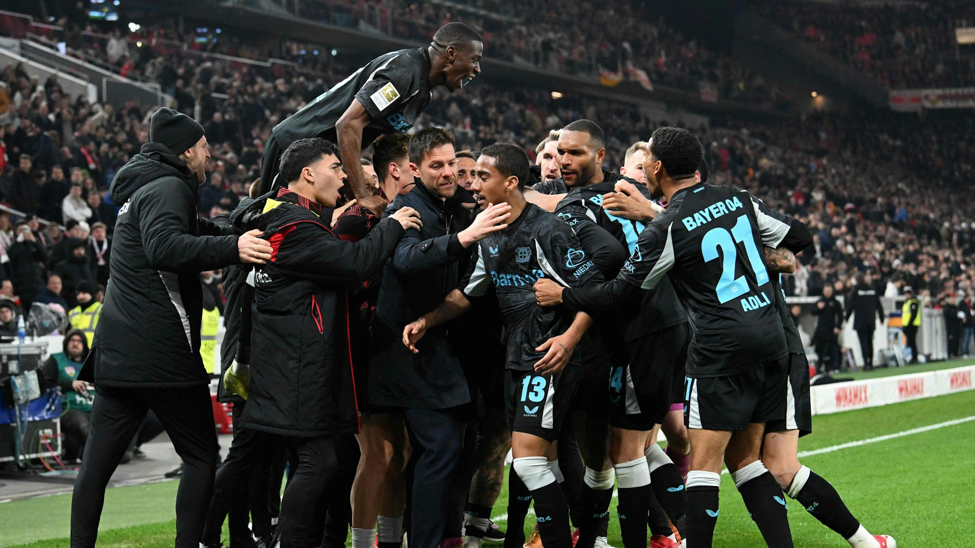 Die Leverkusener feiern mit Cheftrainer Xabi Alonso, nachdem Patrik Schick das vierte Tor gegen den VfB Stuttgart erzielt hat.