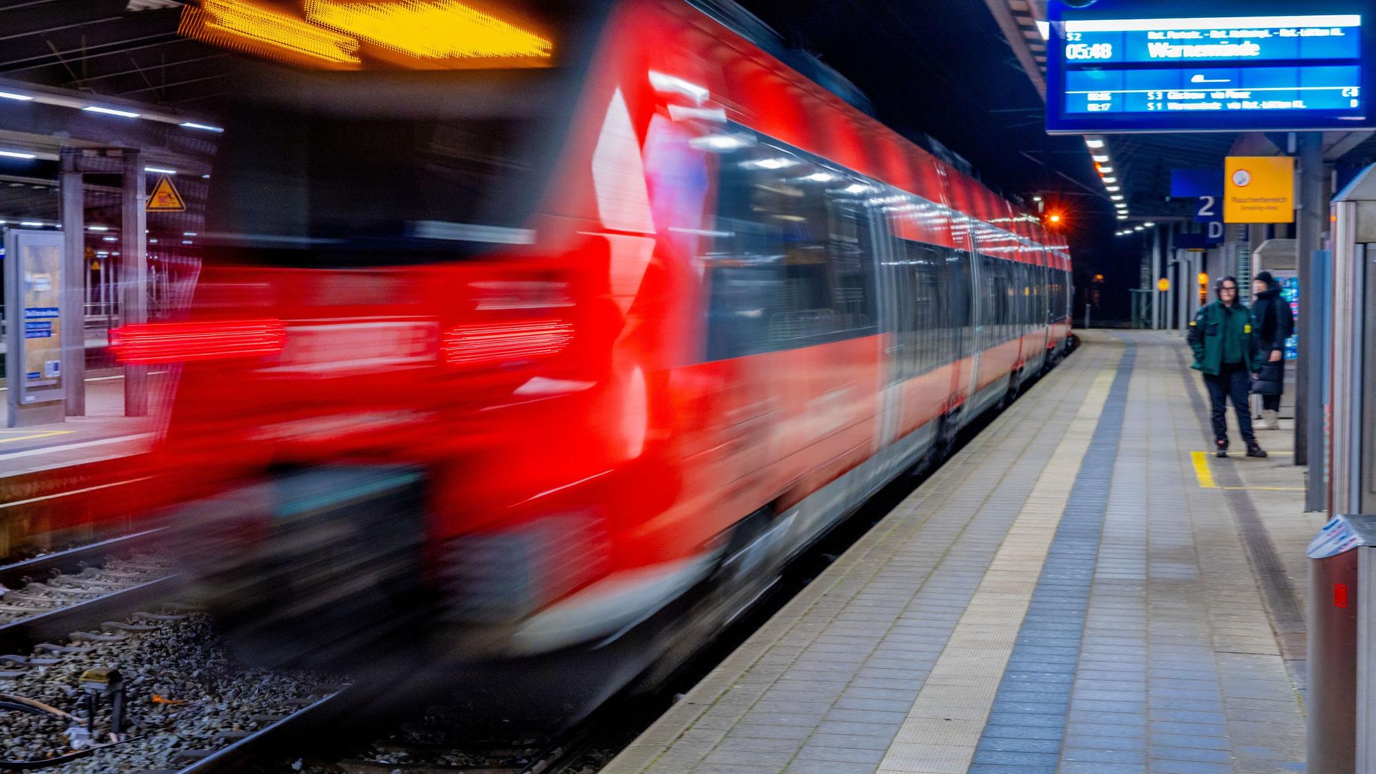 Eine Bahn der Deutschen Bahn (DB) fährt aus dem Bahnhof.