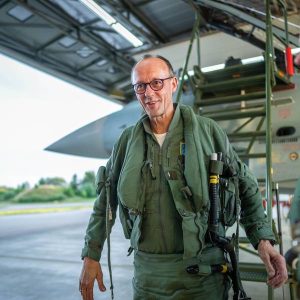 Oppositionschef Friedrich Merz liebt das Fliegen - und nutzt dafür gerne die Maschinen der Bundeswehr. Im Juni 2024 steigt er aus dem Cockpit eines Eurofighters der Bundeswehr. (Archivbild)