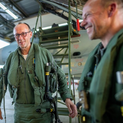 Oppositionschef Friedrich Merz liebt das Fliegen - und nutzt dafür gerne die Maschinen der Bundeswehr. Im Juni 2024 steigt er aus dem Cockpit eines Eurofighters der Bundeswehr. (Archivbild)