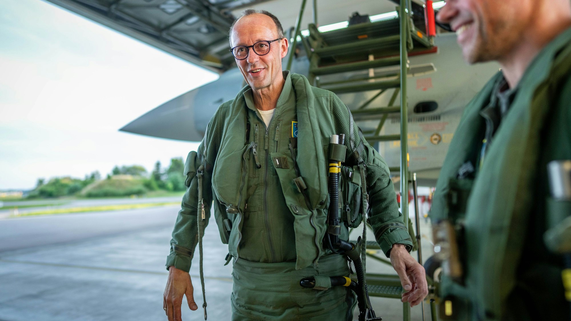 Oppositionschef Friedrich Merz liebt das Fliegen - und nutzt dafür gerne die Maschinen der Bundeswehr. Im Juni 2024 steigt er aus dem Cockpit eines Eurofighters der Bundeswehr. (Archivbild)