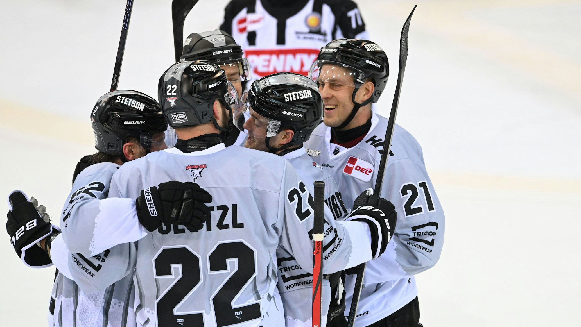 16.03.2025, Bremen, Bremerhaven: Eishockey: DEL, Pinguins Bremerhaven - Kölner Haie, Meisterschaftsrunde, Viertelfinale, 1. Spieltag. Die Kölner Maximilian Glötzl, Juhani Tyrväinen (21) und Parker Tuomie (l) jubeln über das Tor zum 0:4. Foto: Carmen Jaspersen/dpa +++ dpa-Bildfunk +++