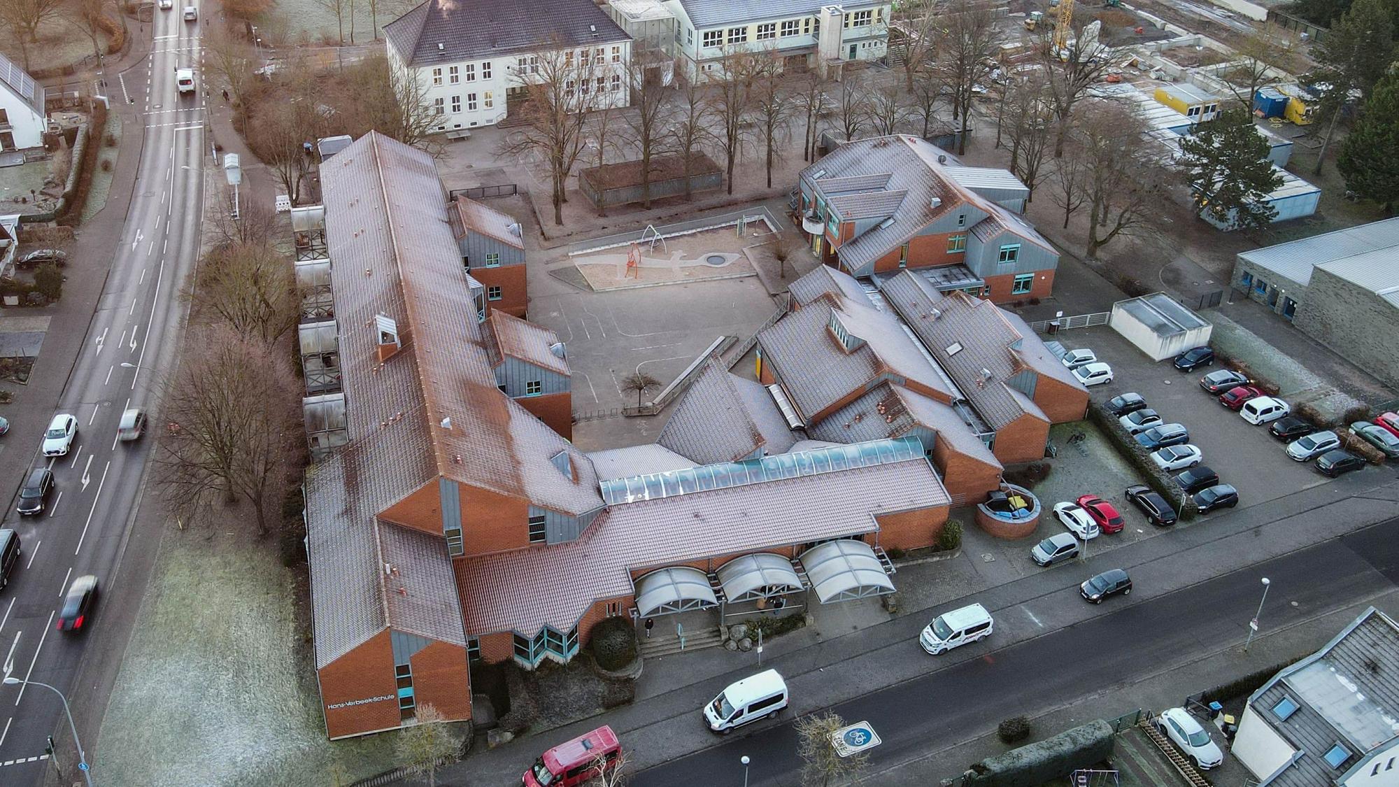 Das Bild zeigt die Förderschule aus der Luft.
