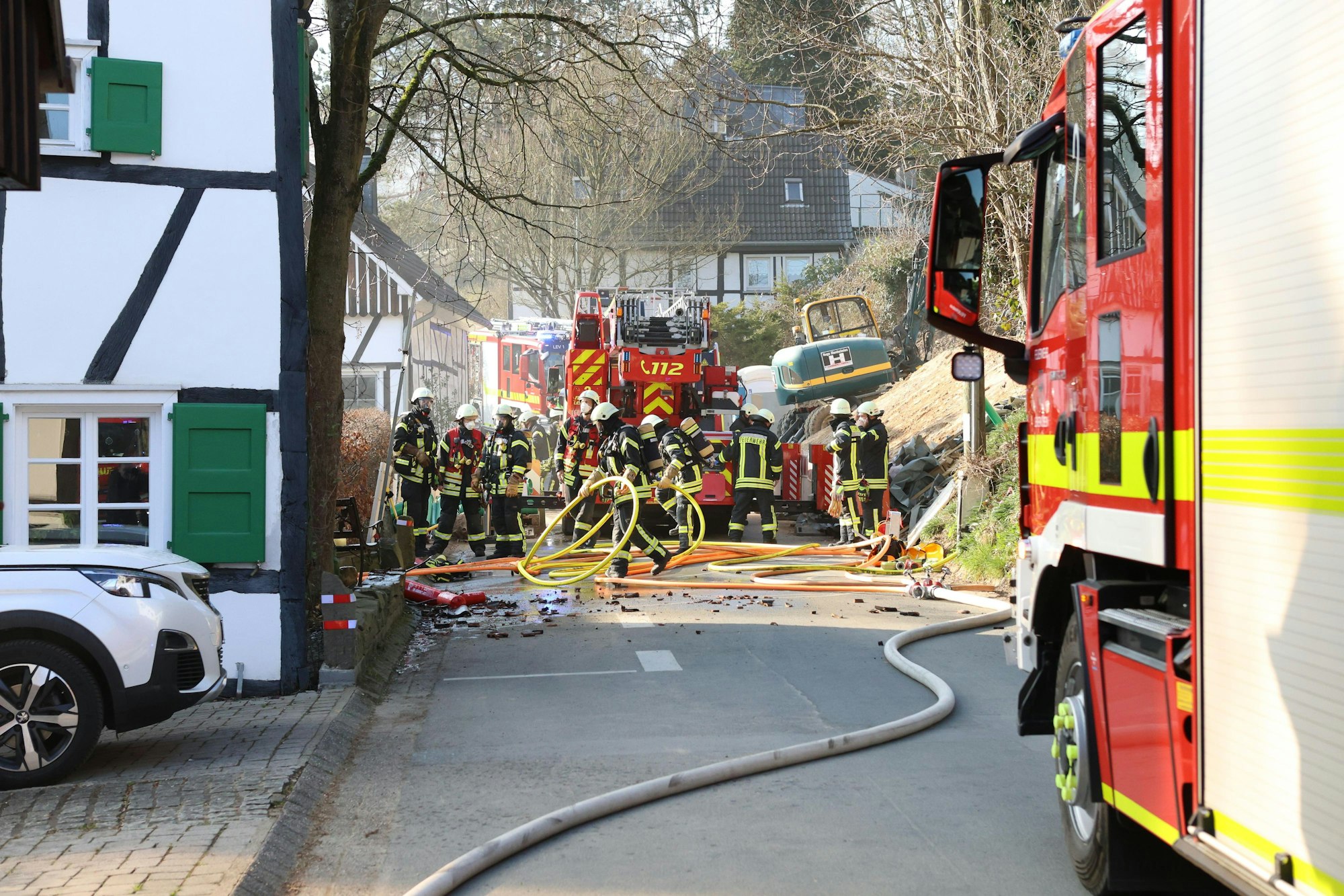 Brand eines Fachwerkhauses in Biesenbach in Leverkusen