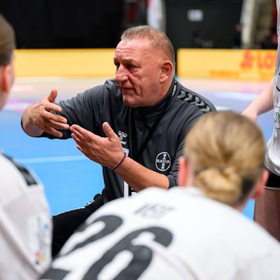 Handball: Bundesliga Frauen, HB Ludwigsburg - Bayer Leverkusen Trainer Michael Biegler Leverkusen Ludwigsburg MHP Arena Baden-Württemberg Deutschland *** Handball Bundesliga Women, HB Ludwigsburg Bayer Leverkusen Coach Michael Biegler Leverkusen Ludwigsburg MHP Arena Baden Württemberg Germany