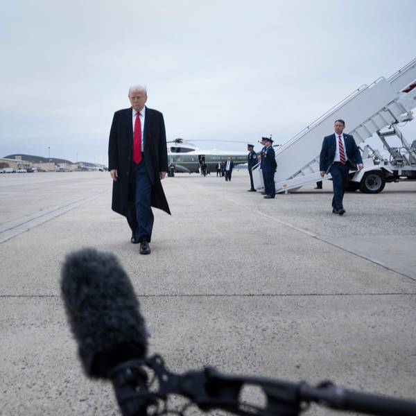 Donald Trump auf dem Rollfeld.