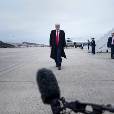 Donald Trump auf dem Rollfeld.