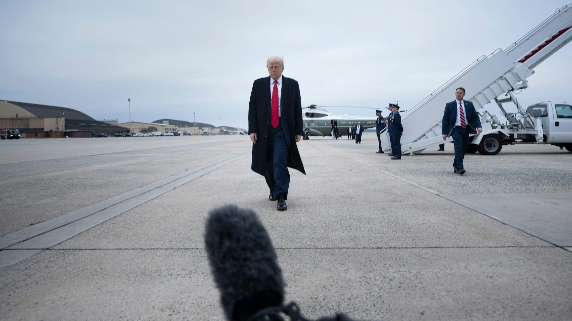 Donald Trump auf dem Rollfeld.