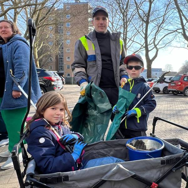Bürgerinnen und Bürger sammeln Müll.
