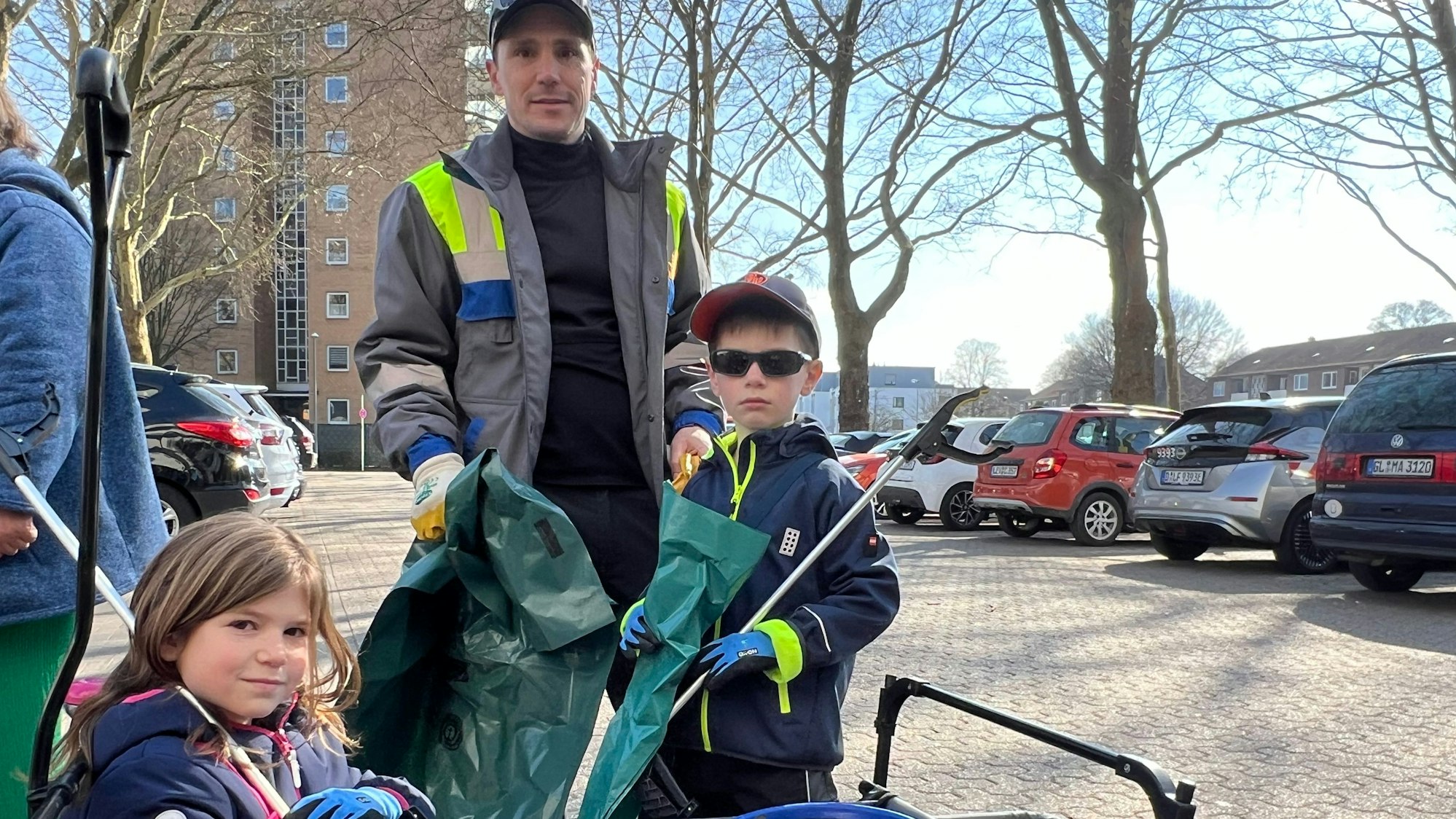 Bürgerinnen und Bürger sammeln Müll.