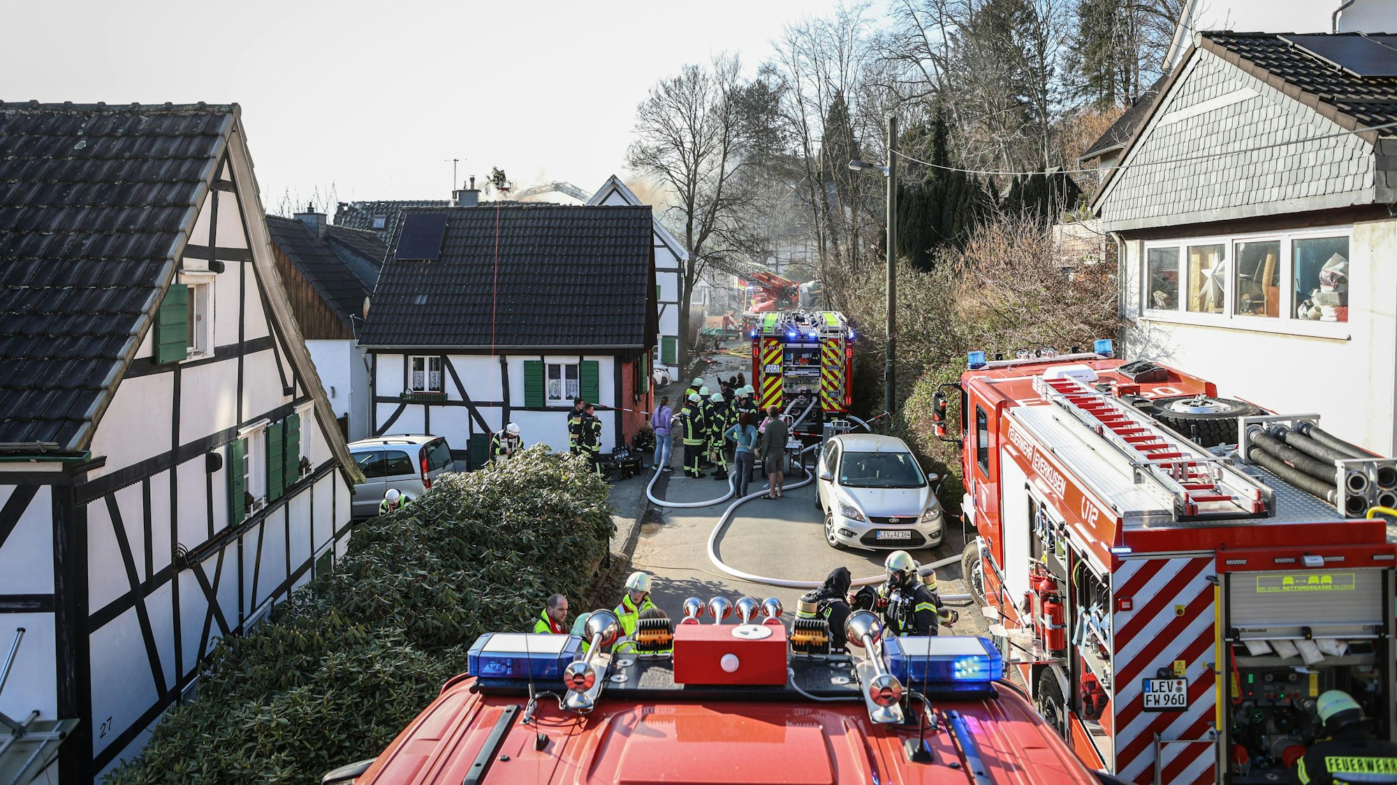 Brand eines Fachwerkhauses in Biesenbach in Leverkusen
