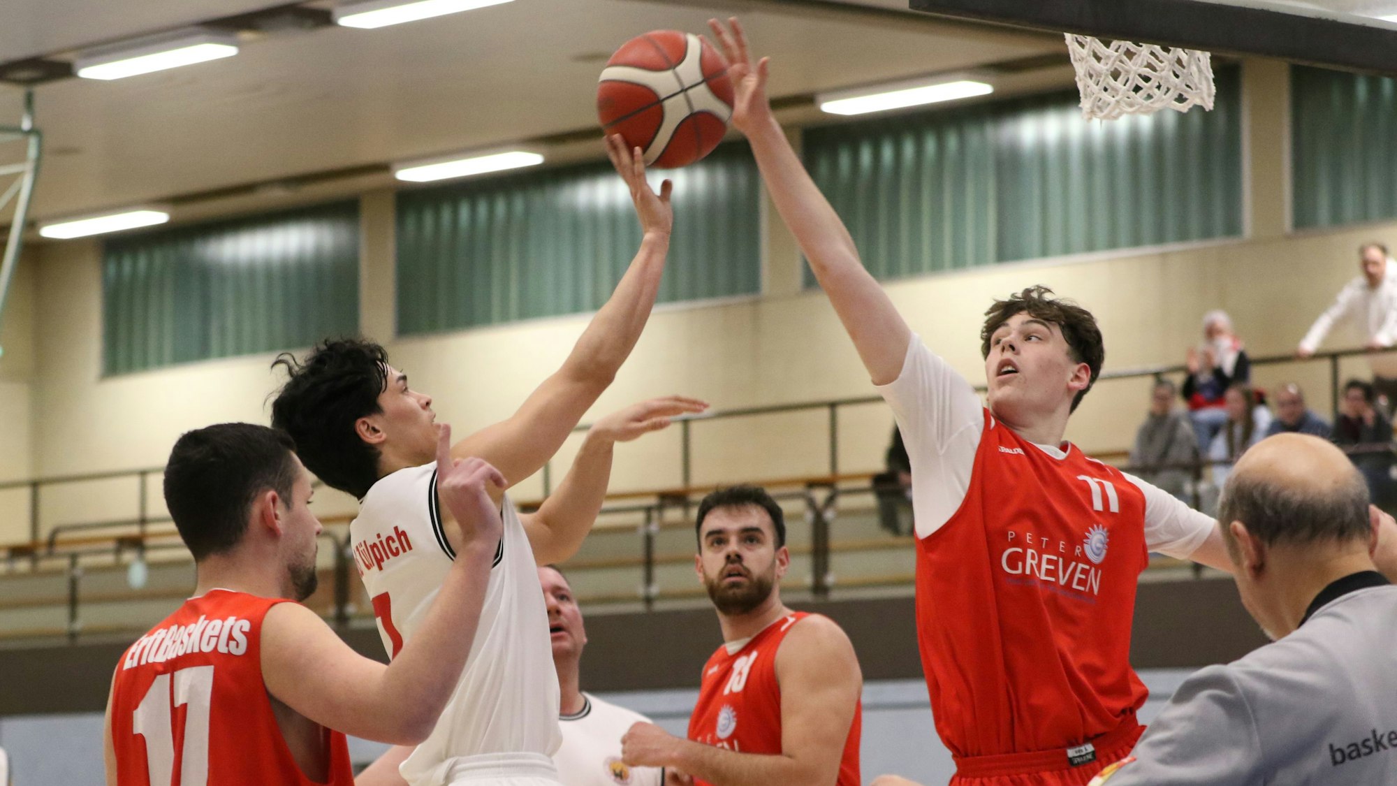 Zwei Basketballspieler steigen zum Ball hoch und versuchen ihn zu bekommen.