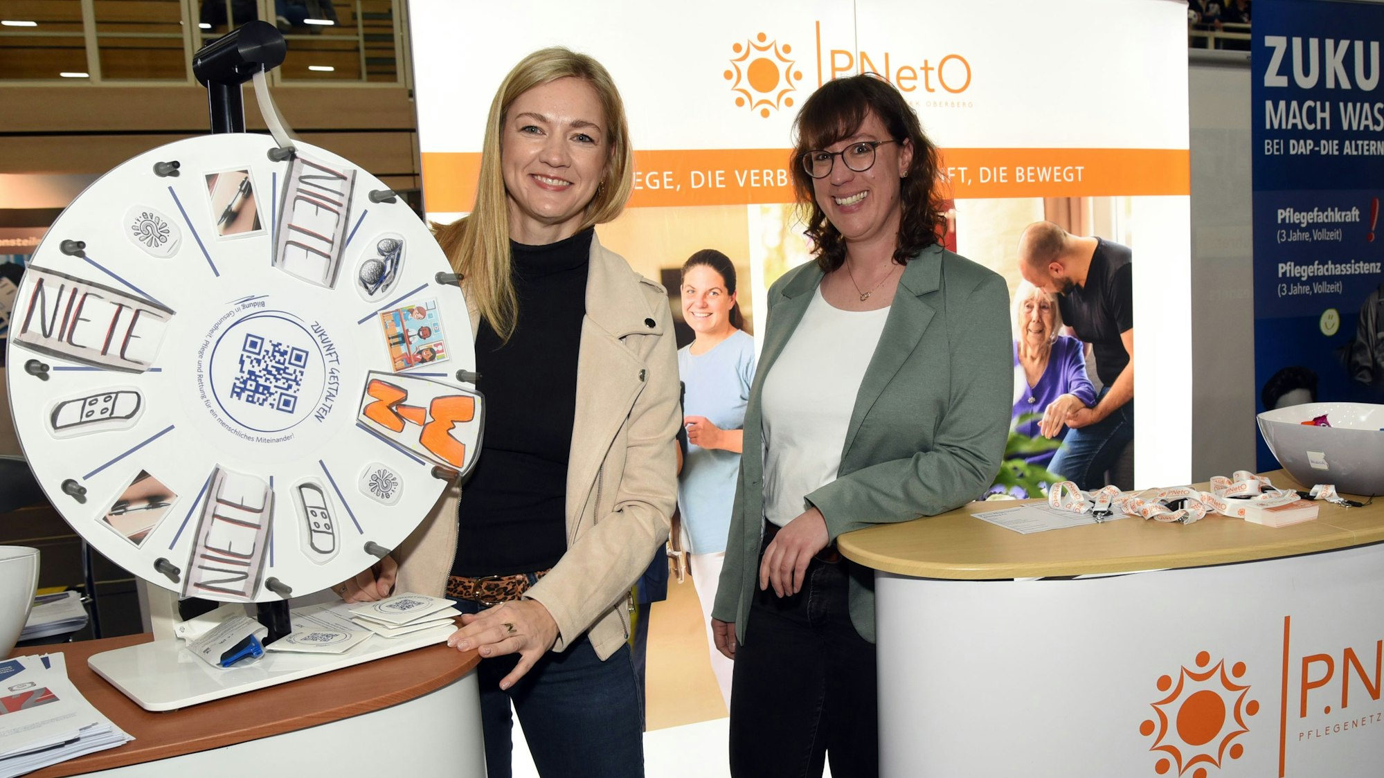 Zum ersten Mal bei der Messe in der Halle „Auf dem Bursten“ vertreten war das erst im vergangenen September gegründete Pflegenetzwerk Oberberg mit Geschäftsführerin Nicole Breidenbach (links).