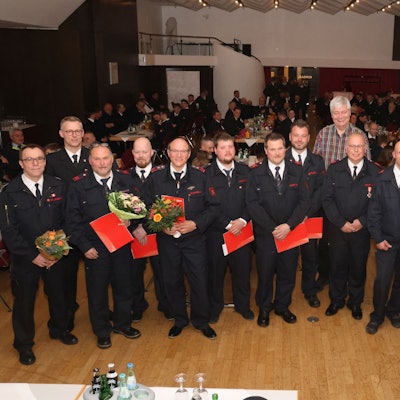 Die Geehrten der Freiwilligen Feuerwehr in Nümbrecht mit dem Leiter der Wehr Michael Schlößer (von links) und Kreisbrandmeister Julian Seeger sowie Bürgermeister Hilko Redenius (Mitte).