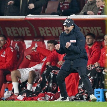 15.03.2025, Nordrhein-Westfalen, Köln: Fußball: 2. Bundesliga, 1. FC Köln - Darmstadt 98, 26. Spieltag, RheinEnergieStadion: Trainer Gerhard Struber vom 1. FC Köln jubelt mit dem Schlußpfiff. Foto: Anke Waelischmiller/dpa - WICHTIGER HINWEIS: Gemäß den Vorgaben der DFL Deutsche Fußball Liga bzw. des DFB Deutscher Fußball-Bund ist es untersagt, in dem Stadion und/oder vom Spiel angefertigte Fotoaufnahmen in Form von Sequenzbildern und/oder videoähnlichen Fotostrecken zu verwerten bzw. verwerten zu lassen. +++ dpa-Bildfunk +++