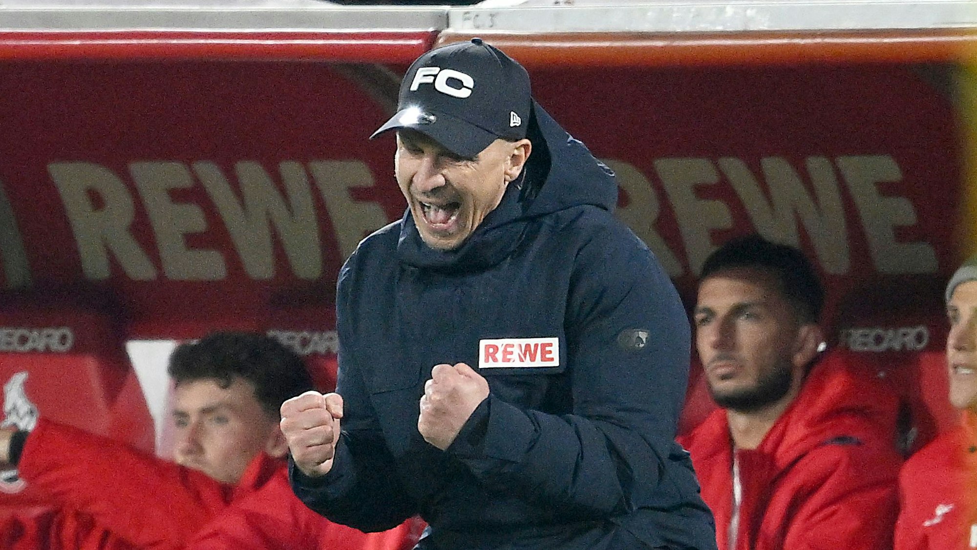 15.03.2025, Nordrhein-Westfalen, Köln: Fußball: 2. Bundesliga, 1. FC Köln - Darmstadt 98, 26. Spieltag, RheinEnergieStadion: Trainer Gerhard Struber vom 1. FC Köln jubelt mit dem Schlußpfiff. Foto: Anke Waelischmiller/dpa - WICHTIGER HINWEIS: Gemäß den Vorgaben der DFL Deutsche Fußball Liga bzw. des DFB Deutscher Fußball-Bund ist es untersagt, in dem Stadion und/oder vom Spiel angefertigte Fotoaufnahmen in Form von Sequenzbildern und/oder videoähnlichen Fotostrecken zu verwerten bzw. verwerten zu lassen. +++ dpa-Bildfunk +++