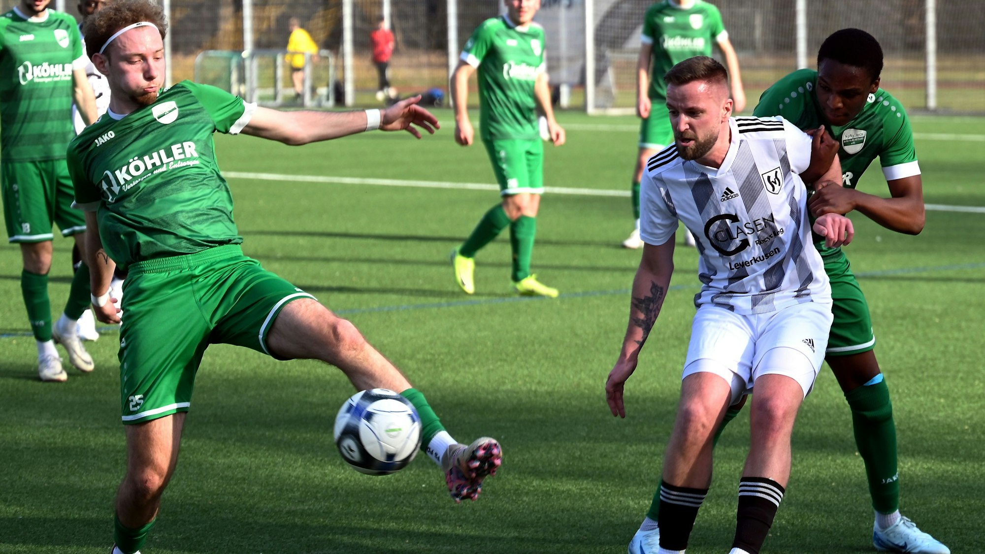 09.03.2025, Fussball-SV Schlebusch-Köln Flittard
links: Jeremy Koerner (Flittard)
mitte: Sebastian Bamberg (Schlebusch)
rechts: Oshorenoyah Ichue (Flittard)
Foto: Uli Herhaus