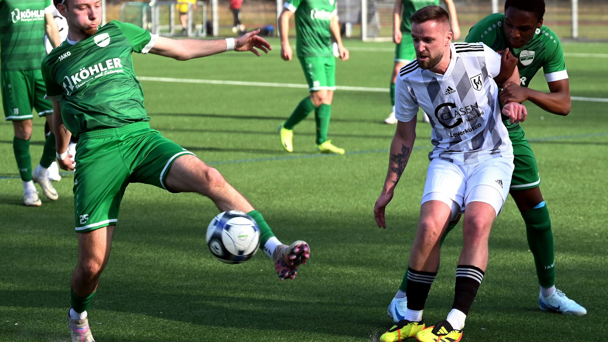 09.03.2025, Fussball-SV Schlebusch-Köln Flittard
links: Jeremy Koerner (Flittard)
mitte: Sebastian Bamberg (Schlebusch)
rechts: Oshorenoyah Ichue (Flittard)
Foto: Uli Herhaus