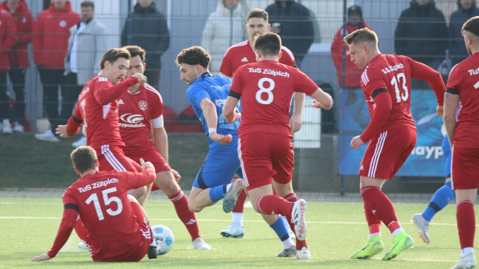 Dürens Mustapha Chahrour sieht sich dribbelnd sechs Gegenspielern gegenüber.