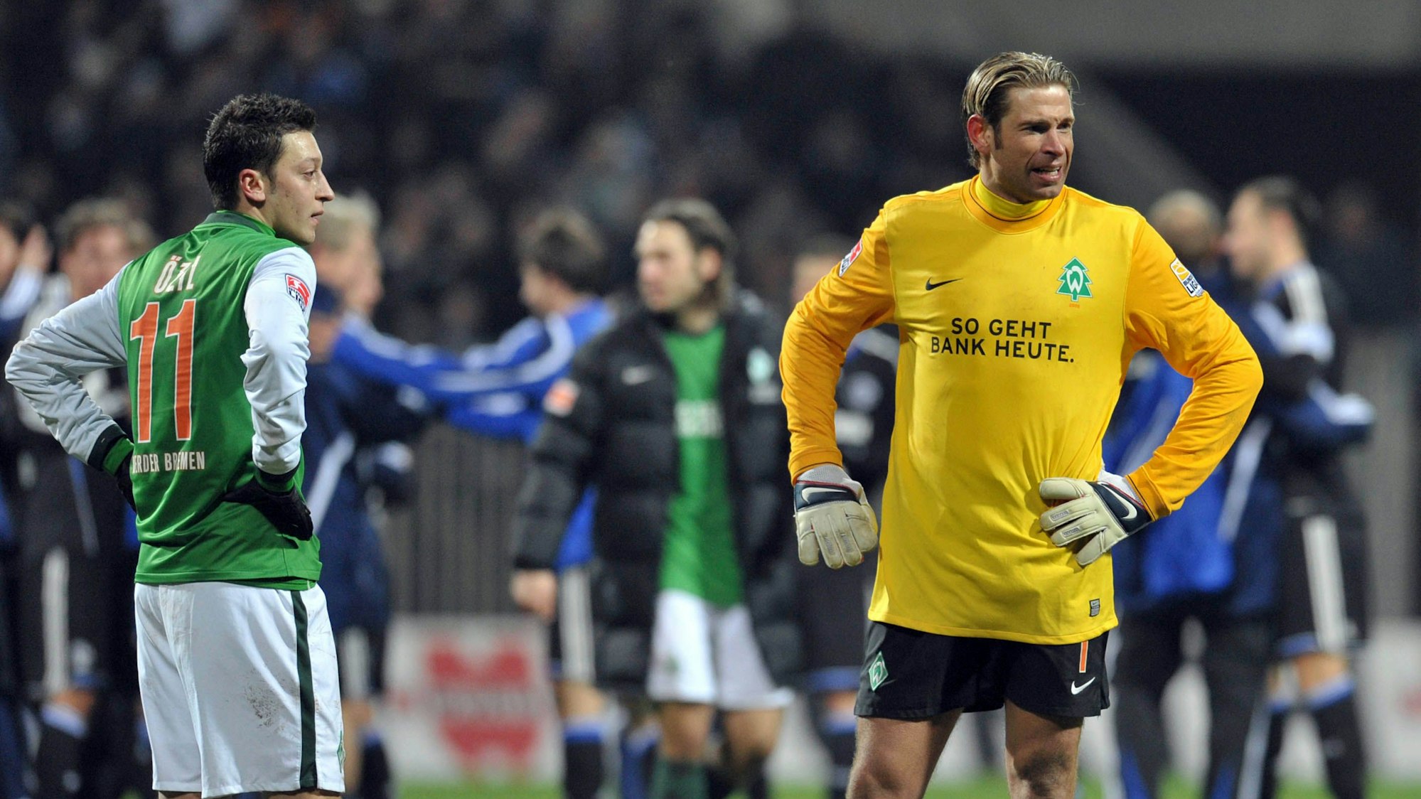 Bremens Torwart Tim Wiese (r) und Mesut Özil nach dem Schlußpfiff
