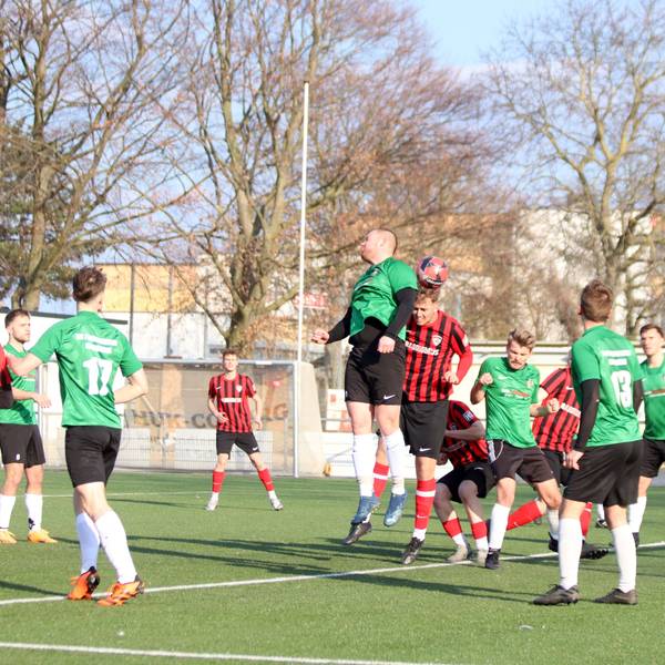 Gewusel im Strafraum nach einem Eckstoß. Der Verteidiger von Flamersheim springt am Ball vorbei, der hinter ihm lauernde Erft-Spieler trifft ins Tor.